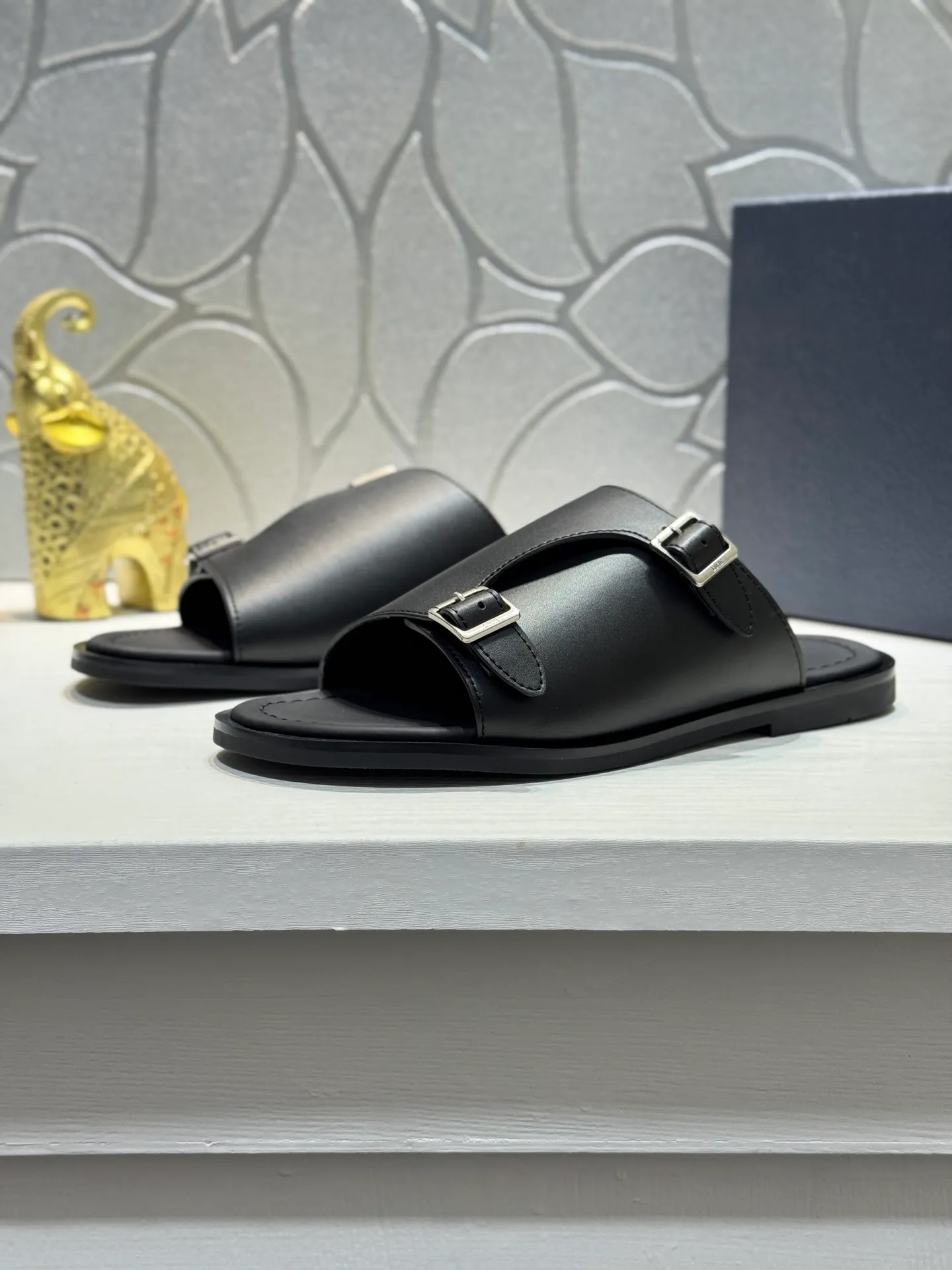 Men's men's shoes 💰320 [New style] 🦇🦇𝐂𝐡𝐫𝐢𝐬𝐭𝐢𝐚𝐧 𝐃𝐢𝐨𝐫 Dior slippers - the latest hot sandals, classic sandals, original replicas, super durable and versatile, cowhide leather with hardware accessories, very comfortable on the feet Look slim and white. Original molded outsole size: 38-44 (.45. Customized